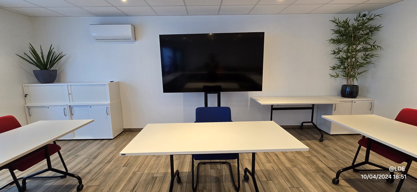 Salle configurée en réunion